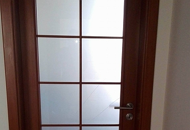 Mačkané neprůhledné sklo ve dveřích