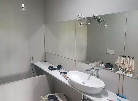 Velkoplošné zrcadlo koupelna